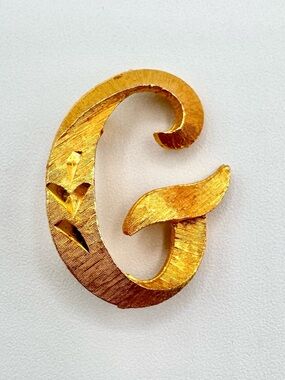 Vintage Mamselle G Initial Letter Brooch Pin Diamond Cut Optic Gold Tone Signed